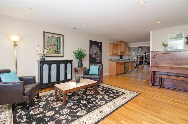 EZ living here with large transitional spaces, hardwood and porcelin flooring, LED lighting and more.