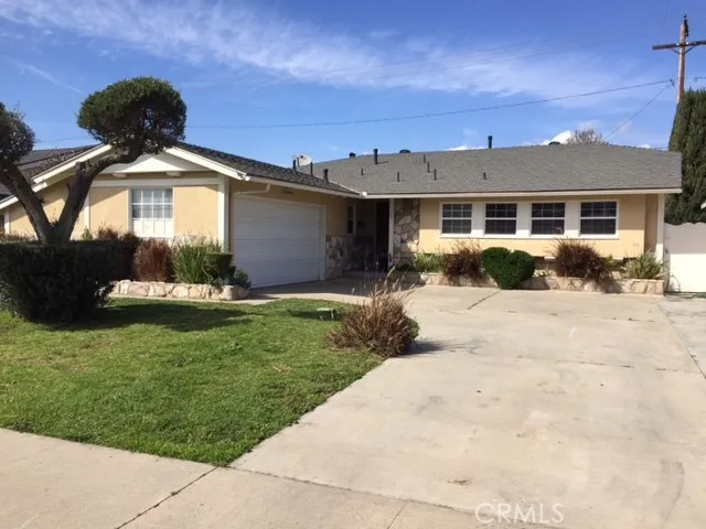 Charming single story ranch home with wide circular driveway now has new roof shown in next picture.
