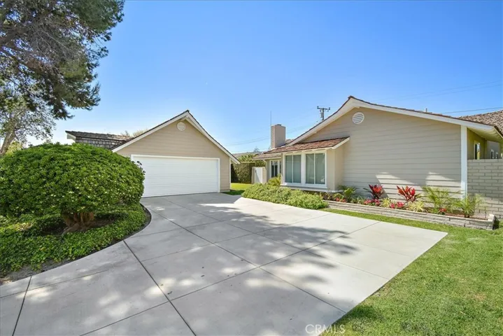 Welcome Home to 2971 Salmon Dr. Los Alamitos, CA 90720
