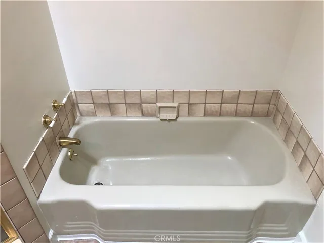 Bathroom tub
