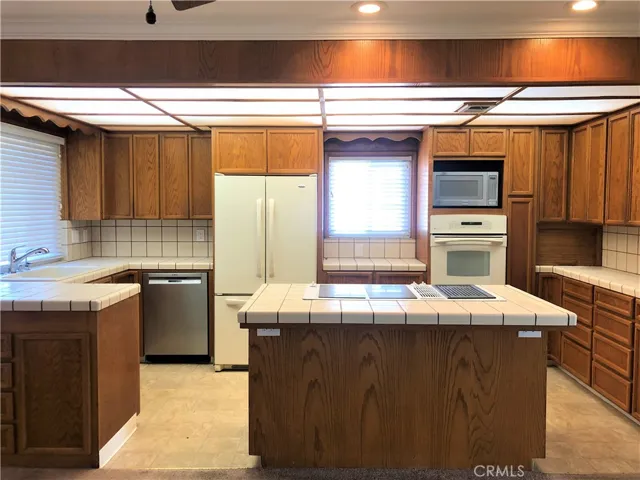 Spacious fully loaded kitchen