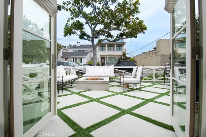 409 Poinsettia Avenue, Corona Del Mar, California 92625