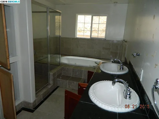 6700 Moore Dr, Oakland, California 94611
