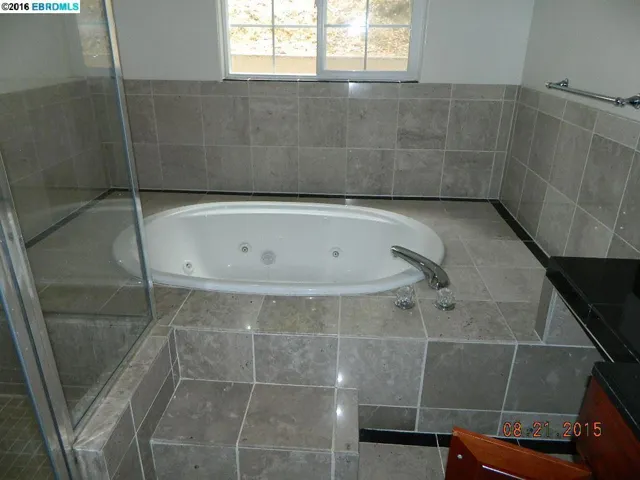 6700 Moore Dr, Oakland, California 94611