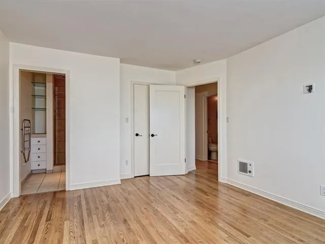 en suite with walk in closet