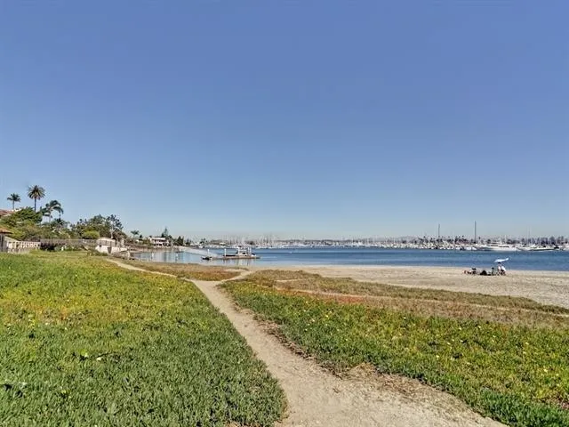 Walking trail to Shelter Island