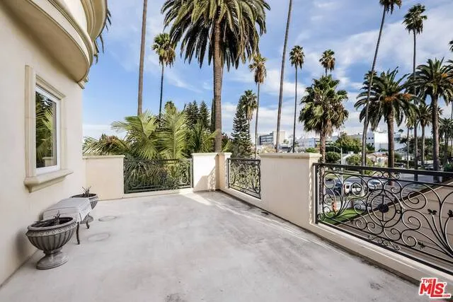 123 N Doheny Drive, Beverly Hills, California 90211