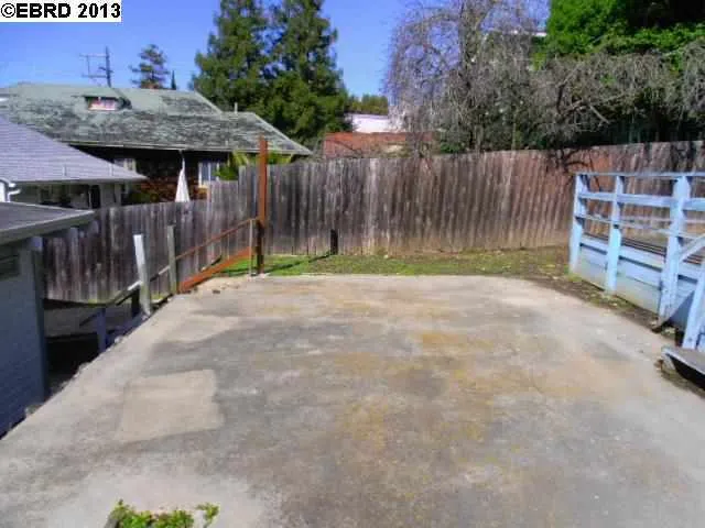 2216 Courtland Ave, Oakland, California 94601-4727