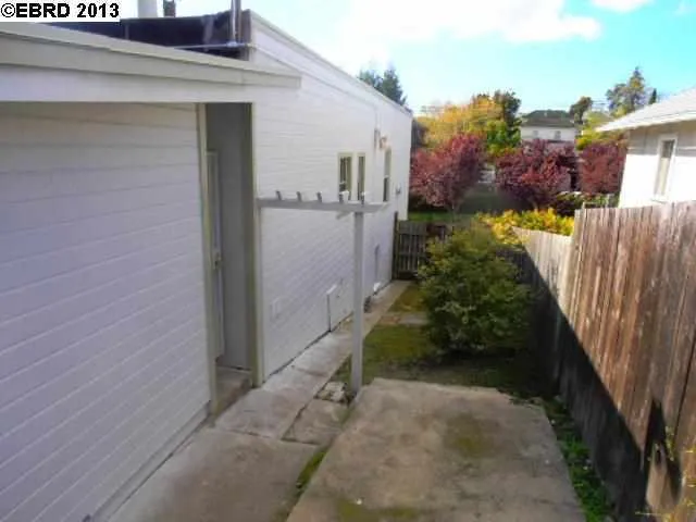 2216 Courtland Ave, Oakland, California 94601-4727