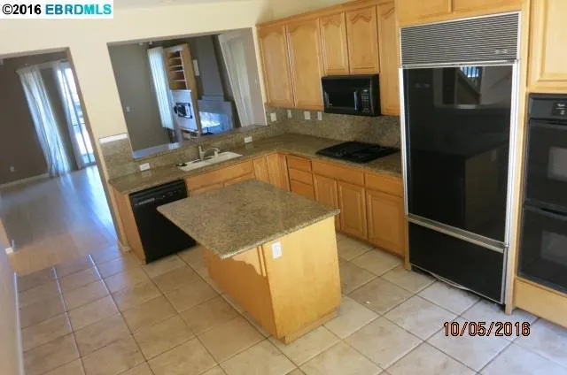 8277 Skyline Cir, Oakland, California 94605