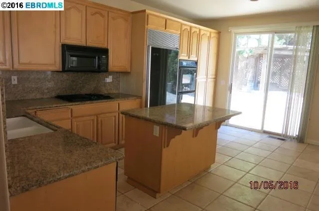 8277 Skyline Cir, Oakland, California 94605