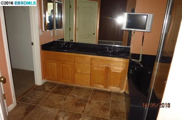 8277 Skyline Cir, Oakland, California 94605