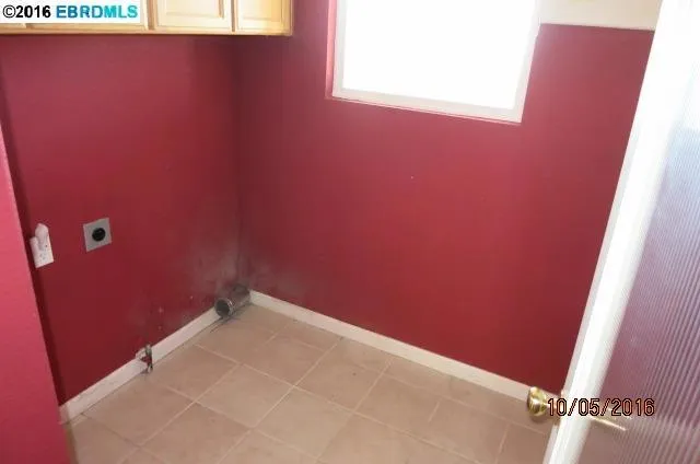 8277 Skyline Cir, Oakland, California 94605