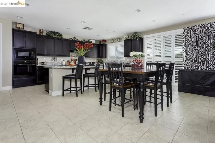Breakfast Nook Area, Lots of Room for Family & Friends