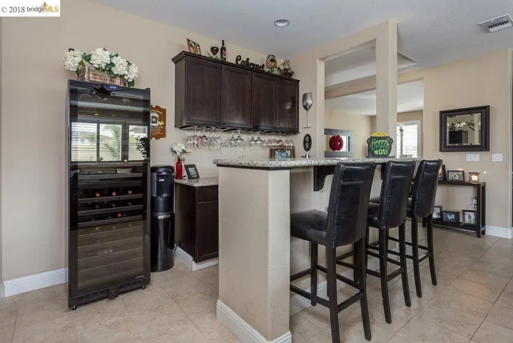 Granite Slab Counter-Tops, Abundant Cabinet space! Perfect for Entertaining!