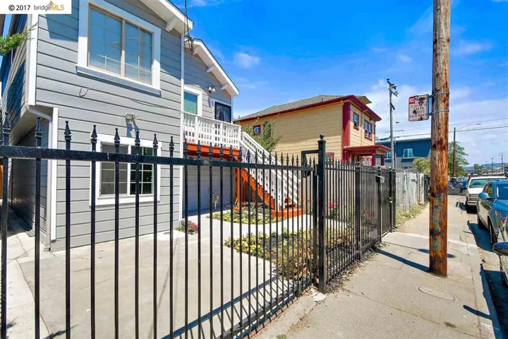 3037 West St, Oakland, California 94608