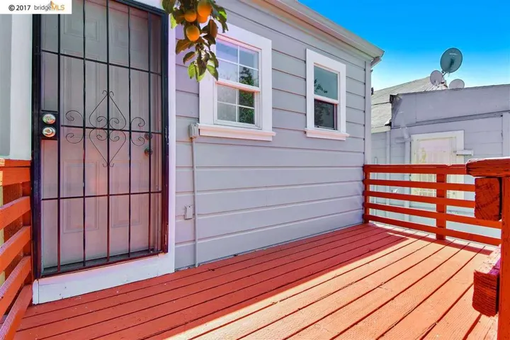 3037 West St, Oakland, California 94608