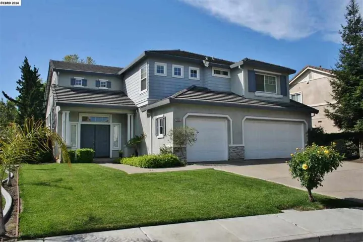Great entertaining home on court with pool & putting green!