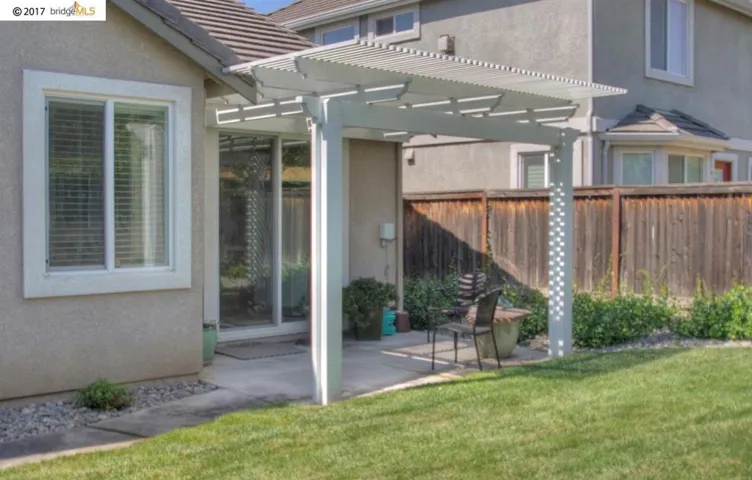 Gorgeous yard & Alumawood covered patio!