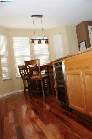 Bright, eat in kitchen for 4-6.