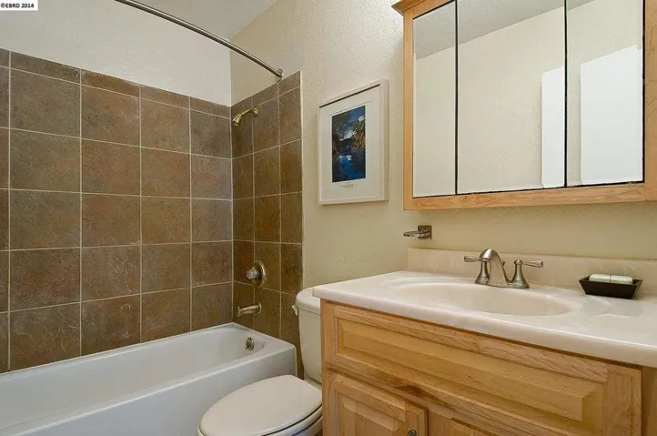 6211 Telegraph Ave 3, Oakland, California 94609-1365