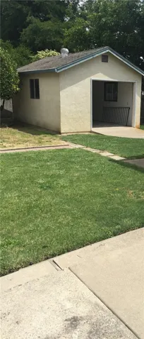 Front & back yard lawns have irrigation systems!