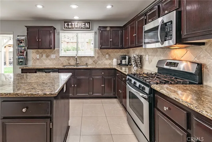 7188 Plum Tree Place, Fontana, California 92336