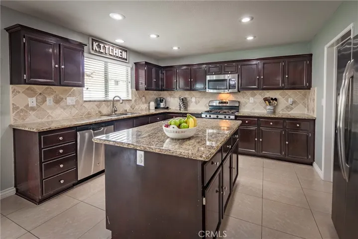 7188 Plum Tree Place, Fontana, California 92336