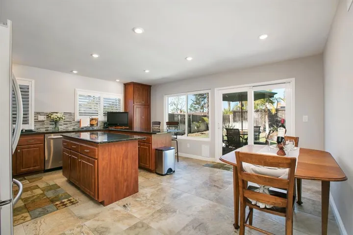 Newer kitchen remodel w/ stainless appliances, new Milgard windows and slider with tile accent
