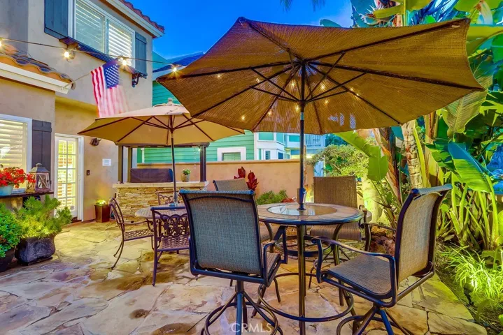 Beautiful tropical courtyard to enjoy a perfect HB sunset!