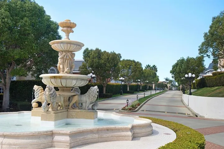 Entry drive with lovely fountain