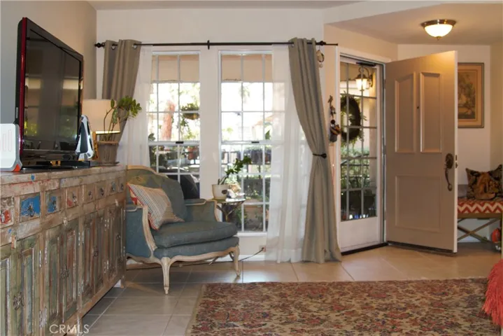 Open to front patio area downstairs unit