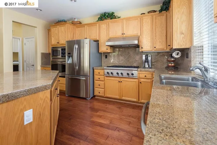 6 Burner Gourmet Cook-top! Spacious Pantry, Breakfast Bar and nook.