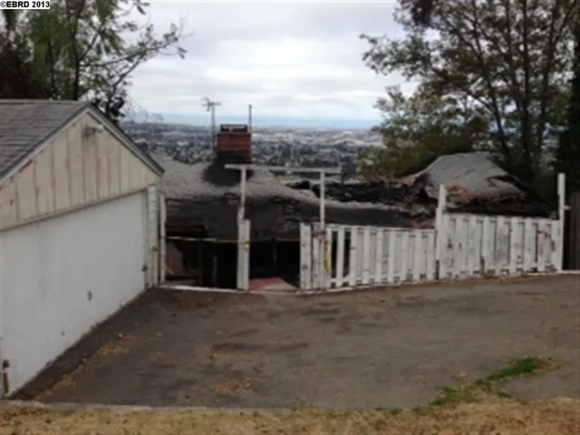 7815 Sunkist Dr, Oakland, California 94605-3048