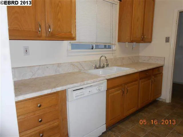 2421 80th Ave, Oakland, California 94605-3452