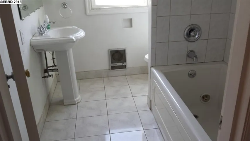 7564 Greenly Dr, Oakland, California 94605-3011