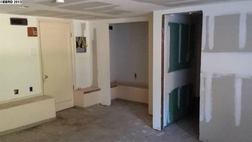 7564 Greenly Dr, Oakland, California 94605-3011