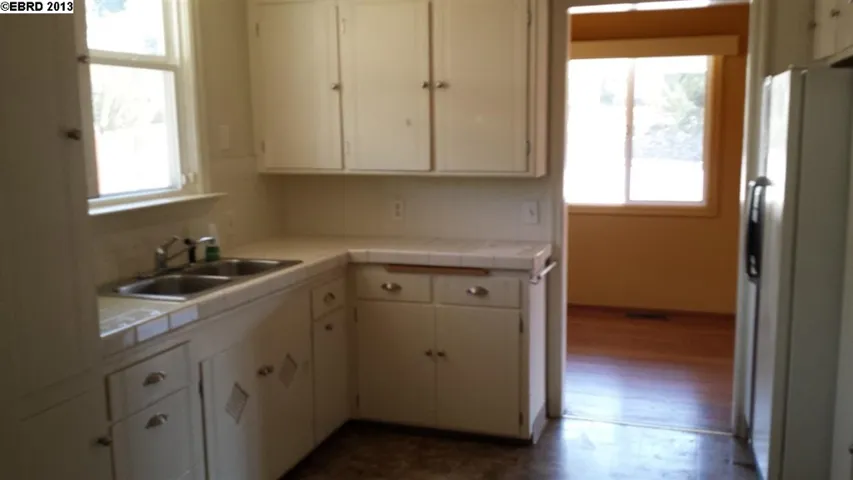 7564 Greenly Dr, Oakland, California 94605-3011