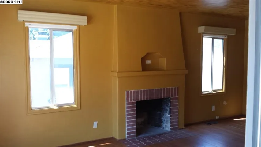 7564 Greenly Dr, Oakland, California 94605-3011