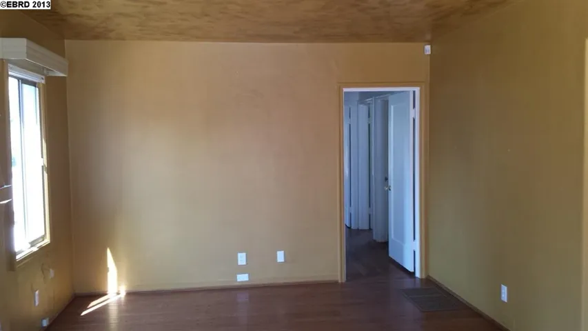 7564 Greenly Dr, Oakland, California 94605-3011