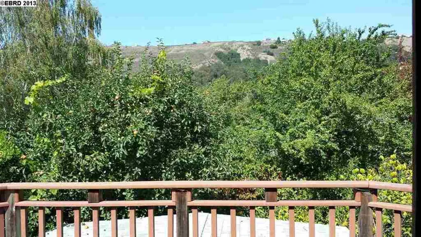 7564 Greenly Dr, Oakland, California 94605-3011