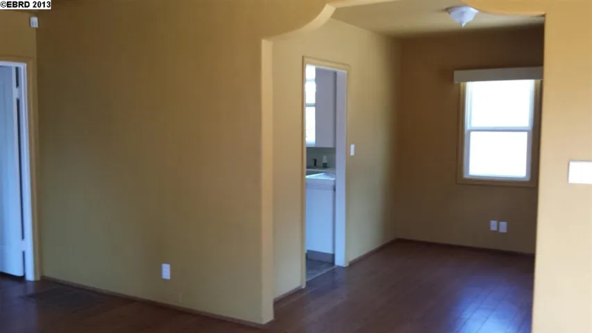 7564 Greenly Dr, Oakland, California 94605-3011