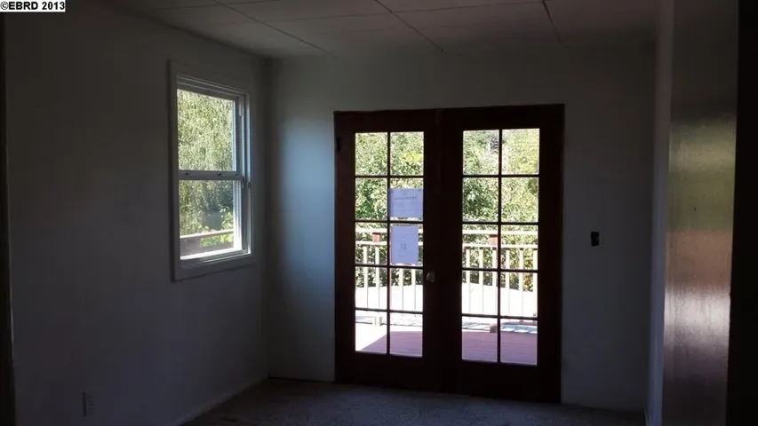 7564 Greenly Dr, Oakland, California 94605-3011