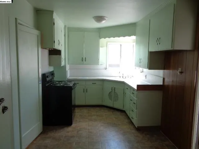 39 Grove St, Richmond, California 94804-1917