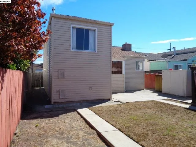 39 Grove St, Richmond, California 94804-1917