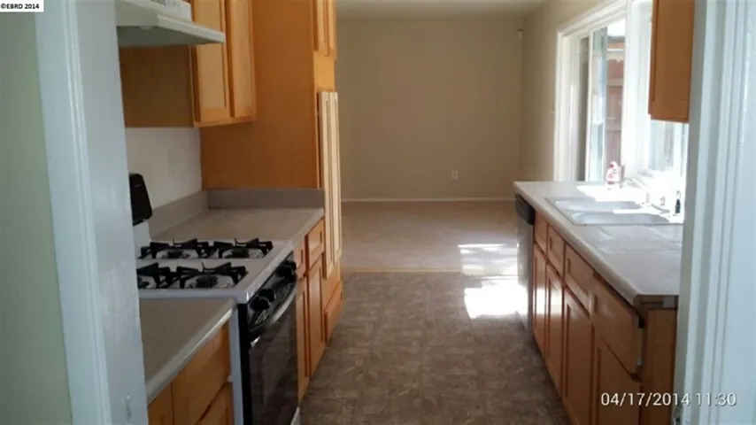 8 Parkridge Ct, Richmond, California 94803-1228