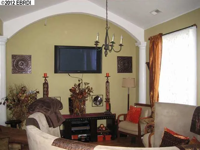 7953 Crest Ave, Oakland, California 94605-3609