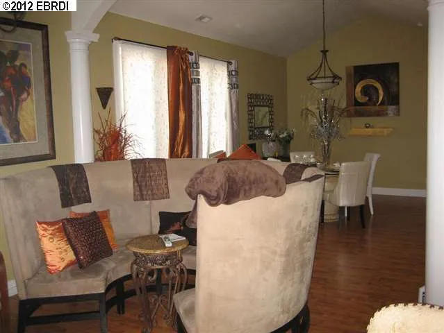 7953 Crest Ave, Oakland, California 94605-3609