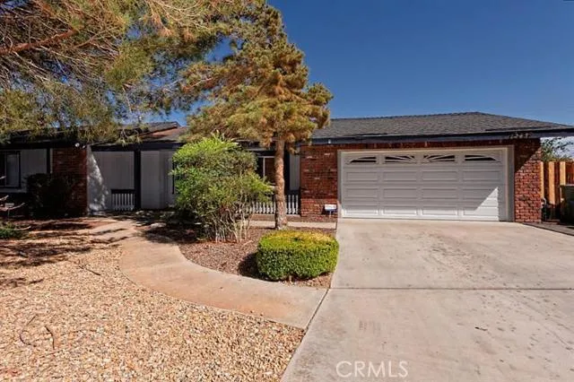 12459 Tamiani Road, Apple Valley, California 92308