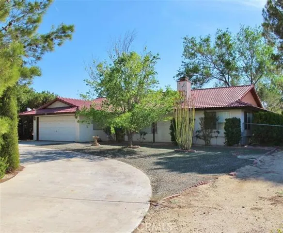 15977 Chiwi Road, Apple Valley, California 92307